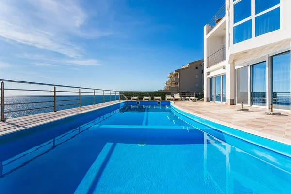 Özel Yüzme havuzlu bir pahalı lüks Akdeniz villa dış görünümü