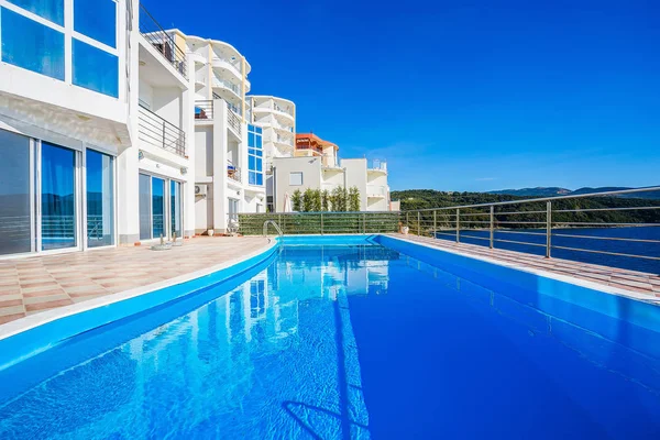 Piscine vue sur la mer dans une villa méditerranéenne moderne Images De Stock Libres De Droits