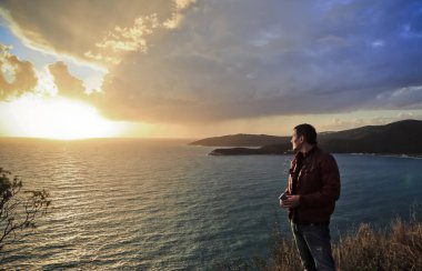 Adam ve gün batımı