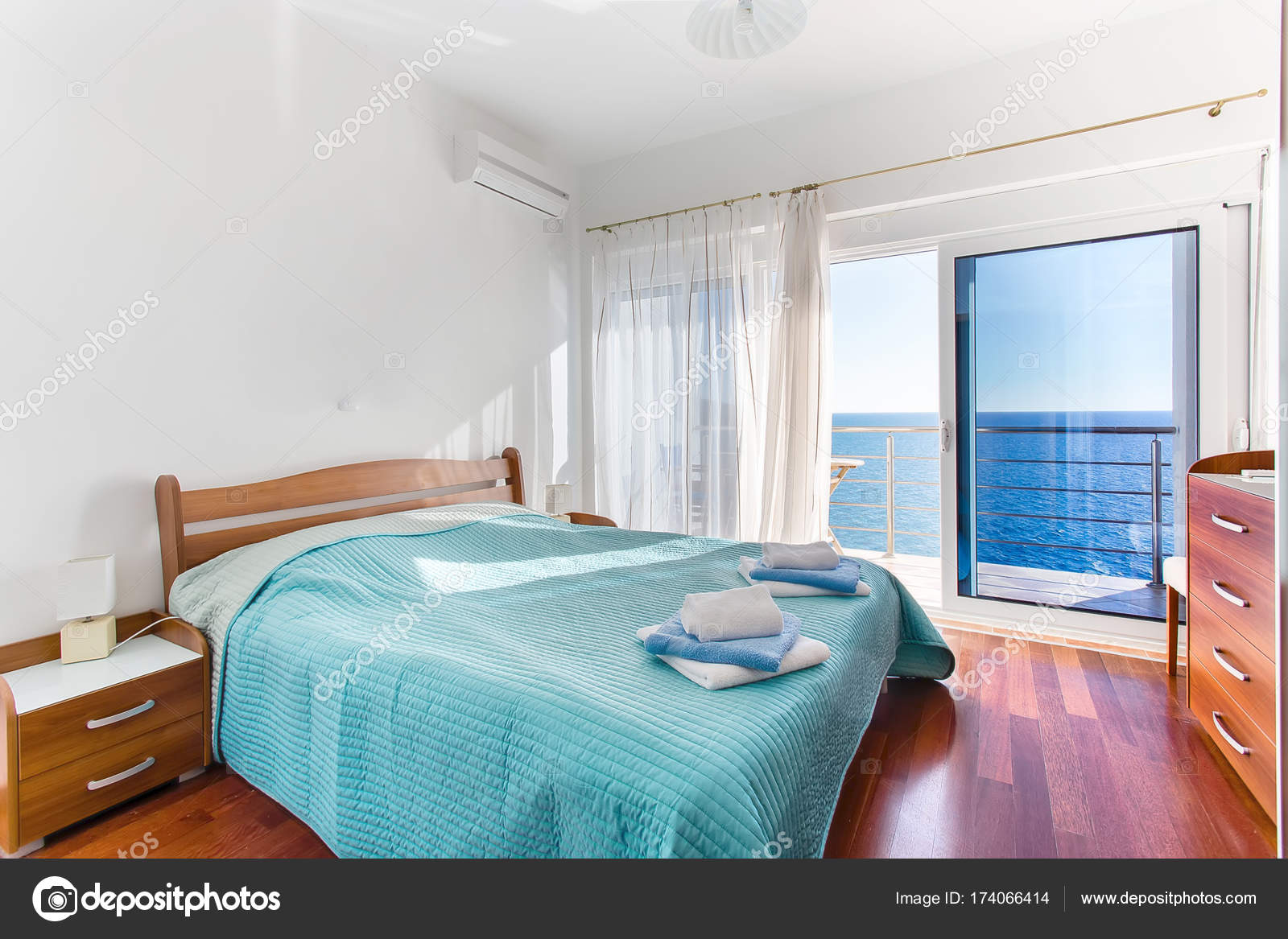 Camera Da Letto In Hotel Con Vista Mare Foto Stock