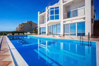 Özel Yüzme havuzlu bir pahalı lüks Akdeniz villa dış görünümü