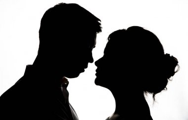 Genç gelin ile damat siluet düğün buket üzerinde beyaz bir arka plan ile