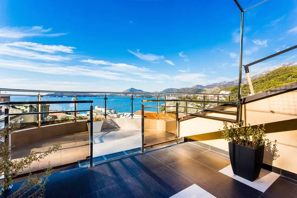 Appartements de luxe avec vue sur la mer et terrasse — Photo