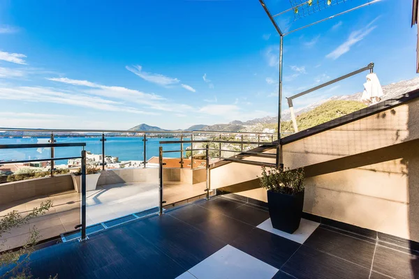 Appartements de luxe avec vue sur la mer et terrasse — Photo