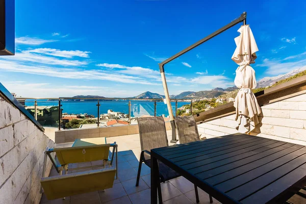 Appartements de luxe avec vue sur la mer et terrasse — Photo