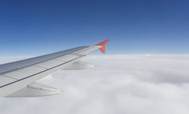 ışığı görünümünden uçak kanadı bulutlu gökyüzü