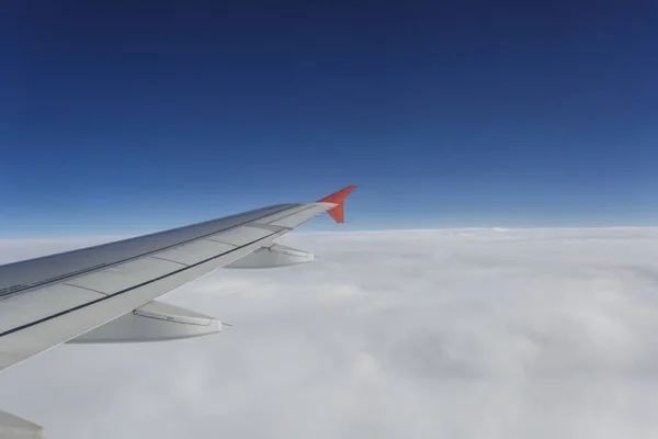 Συννεφιά με το φτερό του αεροπλάνου θέα από φωτισμού — Φωτογραφία Αρχείου