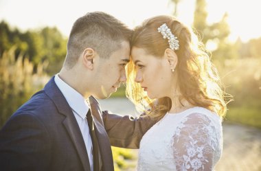 Gelin ve damat yüz yüze düz gözlerine bakıyor.