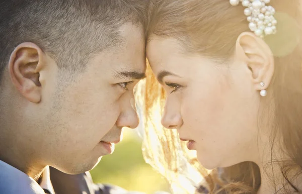 Gelin ve damat yüz yüze eyes.close kadar düz bakarak