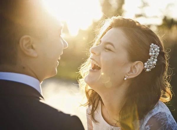 Genç gelin ve damat gülüyor ve yüz yüze bağırıyor