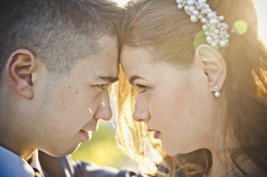 Gelin ve damat yüz yüze eyes.close kadar düz bakarak