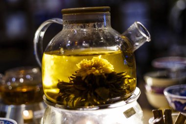 Cam çaydanlık çiçek açan çiçek çay. Yakın çekim