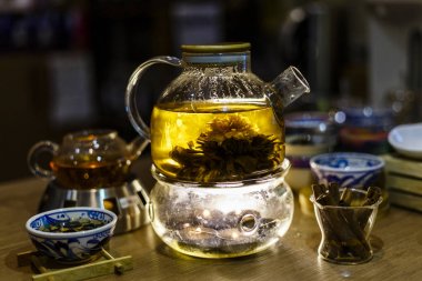 Cam çay potu geleneksel Çince aksesuarları ile çiçek açan çiçek çay. Çayhane