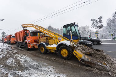 31 Ocak 2018. Moskova, Rusya. Yol makineleri kar sonra yoğun kar yağışı temizler.