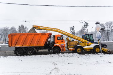 31 Ocak 2018. Moskova, Rusya. Yol makineleri kar sonra yoğun kar yağışı temizler.