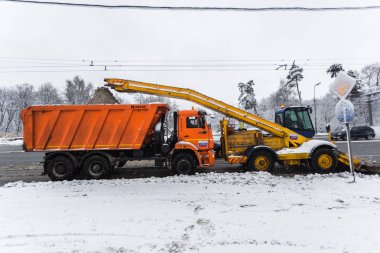31 Ocak 2018. Moskova, Rusya. Yol makineleri kar sonra yoğun kar yağışı temizler.