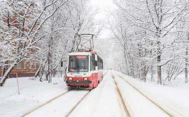 31 Ocak 2018. Moskova, Rusya. Karla kaplı sokakta tramvay
