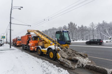 31 Ocak 2018. Moskova, Rusya. Yol makineleri kar sonra yoğun kar yağışı temizler.