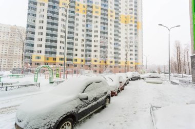 31 Ocak 2018. Moskova Rusya. Arabalar sonra yoğun kar yağışı kar kalın bir tabaka ile kaplı bahçede