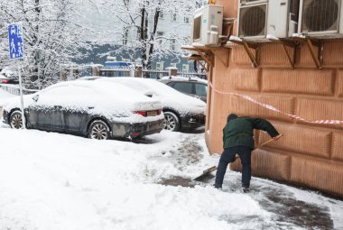31 Ocak 2018. Moskova, Rusya. Bir işçi bir şehir sokak sonra yoğun bir kar yağışı kürek.