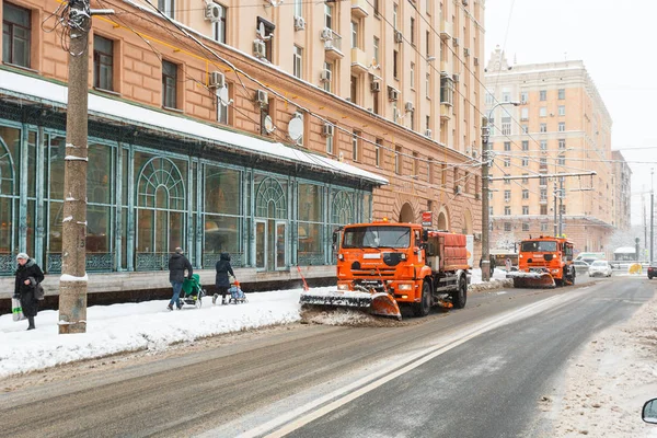 31 de enero de 2018. Moscú, Rusia. Maquinaria de carretera limpia la nieve después de fuertes nevadas — Foto de Stock