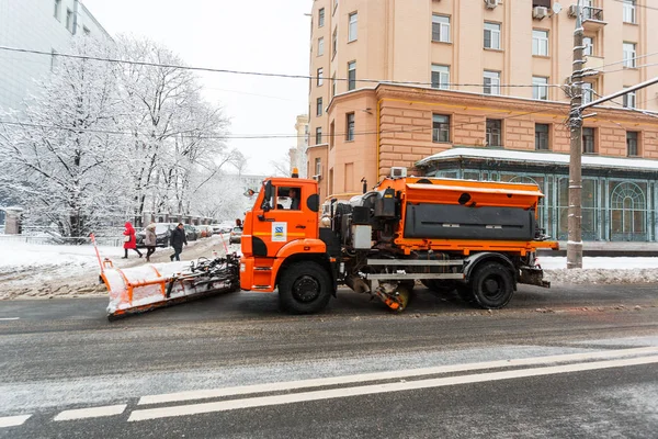 31 января 2018 года. Москва, Россия. Дорожная техника очищает снег после сильного снегопада — стоковое фото