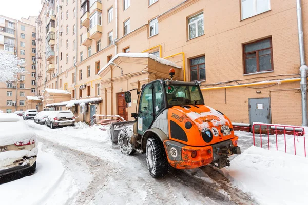 31 de enero de 2018. Moscú, Rusia. Maquinaria de carretera limpia la nieve después de fuertes nevadas — Foto de Stock