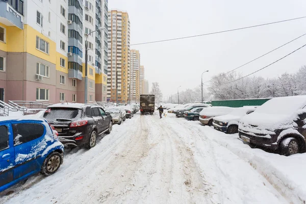 31 de enero de 2018. MOscow Rusia. Coches en el patio, cubiertos con una gruesa capa de nieve después de fuertes nevadas — Foto de Stock