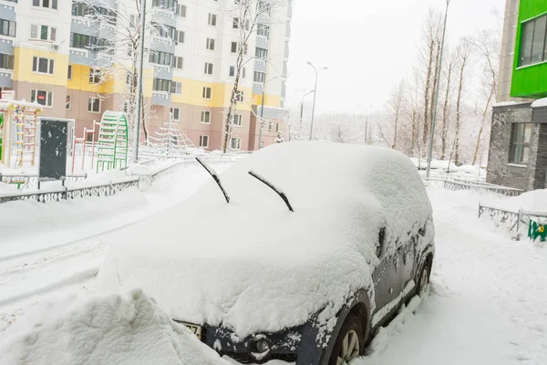 31 de janeiro de 2018. Moscow Rússia. Carros no quintal, cobertos com uma espessa camada de neve após forte queda de neve — Fotografia de Stock