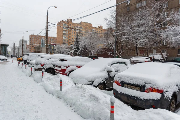 31 січня 2018. Москва, Російська Федерація. Автомобілі на подвір'ї, покриті товстим шаром снігу після сильний снігопад — стокове фото