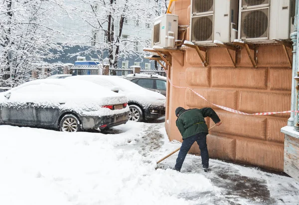 31 de enero de 2018. Moscú, Rusia. Un trabajador pala una calle de la ciudad después de una fuerte nevada — Foto de Stock