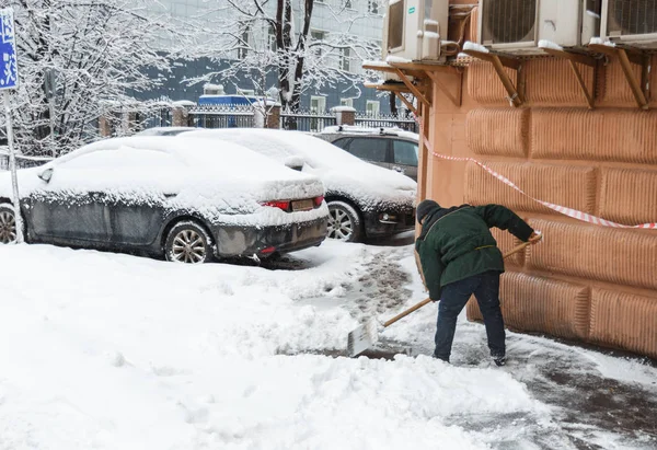 31 de janeiro de 2018. Moscovo, Rússia. Um trabalhador limpa uma rua da cidade depois de uma forte queda de neve — Fotografia de Stock