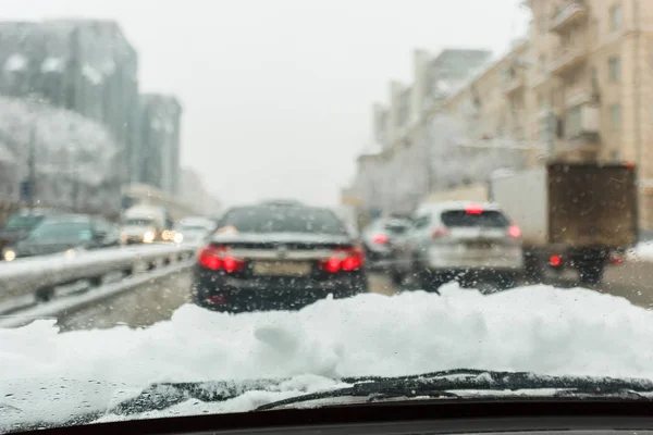 31 de janeiro de 2018. Moscovo. A Rússia. Tráfego em ruas de cidade depois de uma nevasca. Vista do banco do condutor. Fundo desfocado — Fotografia de Stock