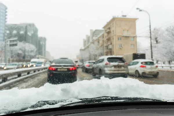 31 de enero de 2018. Moscú. Rusia. Tráfico en las calles de la ciudad después de una nevada. Vista desde el asiento del conductor. Fondo borroso — Foto de Stock