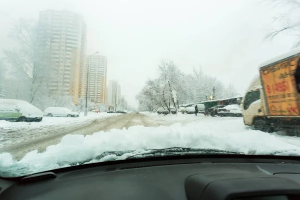 31 de janeiro de 2018. Moscovo. A Rússia. Tráfego em ruas de cidade depois de uma nevasca. Vista do banco do condutor. Fundo desfocado — Fotografia de Stock