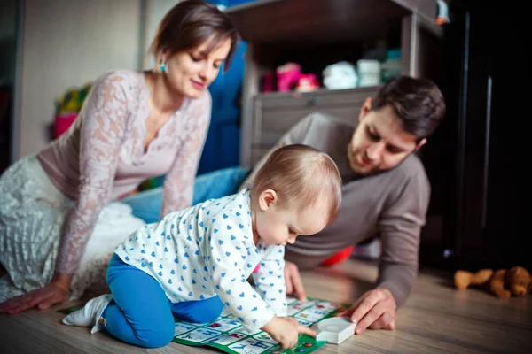 Anne küçük kızları ile yerde oynamak. Birçok oyuncak. mutlu aile kavramı
