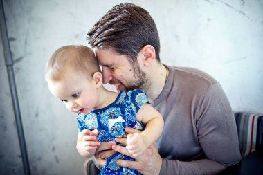 gülümseyen ve küçük kızını sarılma mutlu babası. yakın çekim portre. mutlu aile kavramı. 