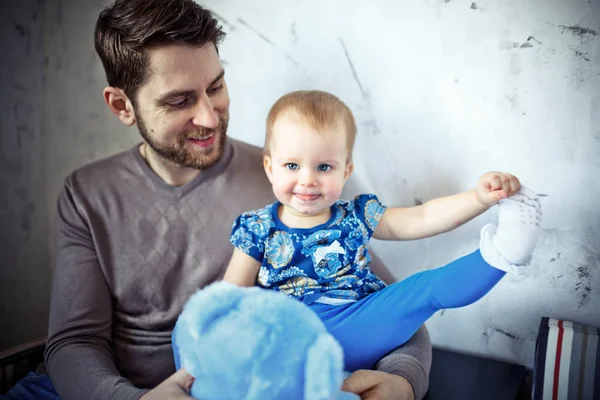ひげを持つ幸せな父は笑みを浮かべて、彼は小さな娘を抱き締めます。クローズ アップの肖像画。幸せな家族の概念. — ストック写真