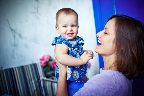 幸せな愛情のある家族。若い母親が彼女の女の赤ちゃんに室内で遊んでいます。 — ストック写真