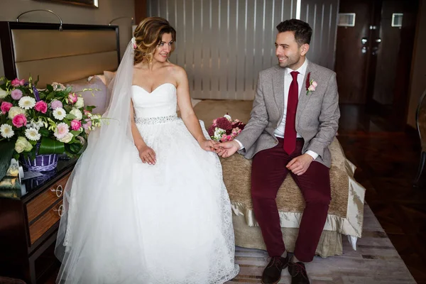 De bruid en bruidegom in de hotelkamer. Laatste voorbereidingen voor de ceremonie. — Stockfoto