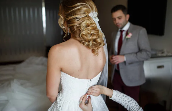 Gelin ve damat otel odasında. Törenden önce son hazırlıklar.