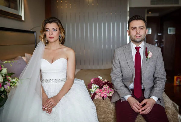 De bruid en bruidegom in de hotelkamer. Laatste voorbereidingen voor de ceremonie. — Stockfoto