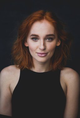 Güzel kızıl saçlı kızın portresi.