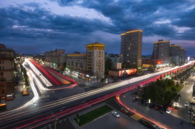 Gün batımından sonra New Arbat Caddesi 'ndeki binalar. Yeni Arbat Moskova 'nın merkezinde yer almaktadır.