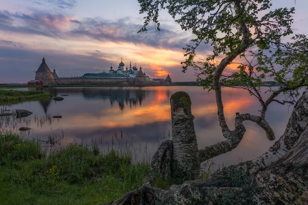 Auringonlasku Solovetskin luostarissa, Venäjä — kuvapankkivalokuva