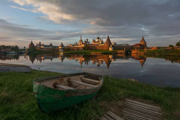 Auringonlasku Solovetskin luostarissa, Venäjä — kuvapankkivalokuva