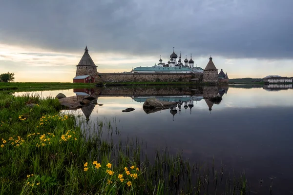 Закат над Соловецким монастырем, Россия — стоковое фото