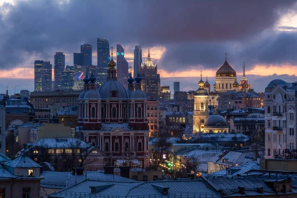 02.12.2019 Rússia. Moscovo. Vista do telhado do centro de negócios de Moscou através da Igreja Ortodoxa — Fotografia de Stock