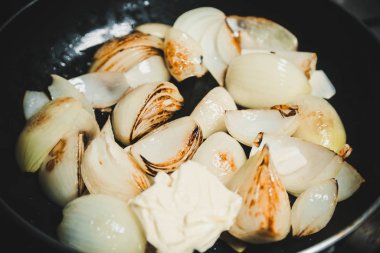 Tavada büyük parça kızarmış soğan.