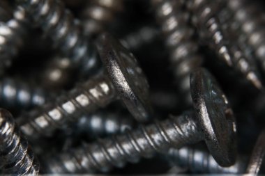 Birçok siyah makro paslanmaz kendini tıklatan vida dokusu